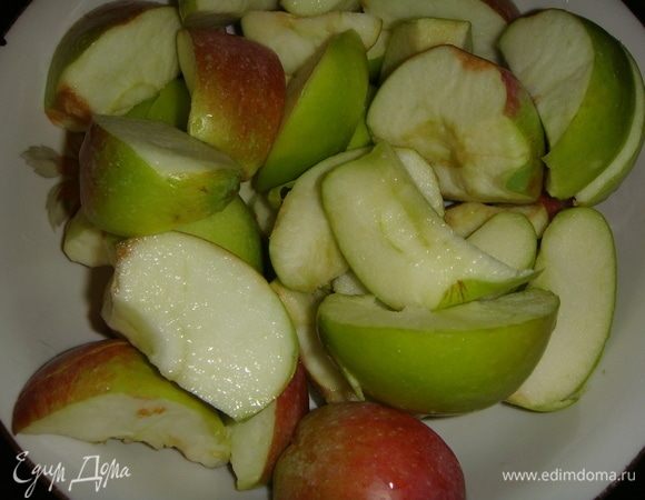 Яблоки моем, вырезаем сердцевину и пропускаем через мясорубку.