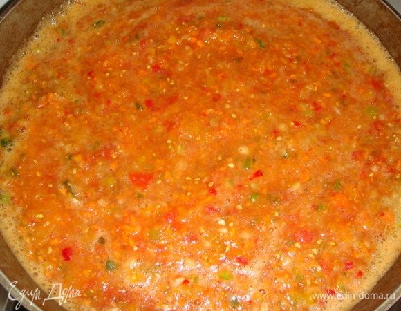 Перемешиваем все перемолотые ингредиенты и ставим на средний огонь, варим 2,5 часа, периодически помешивая и снимая пенку.