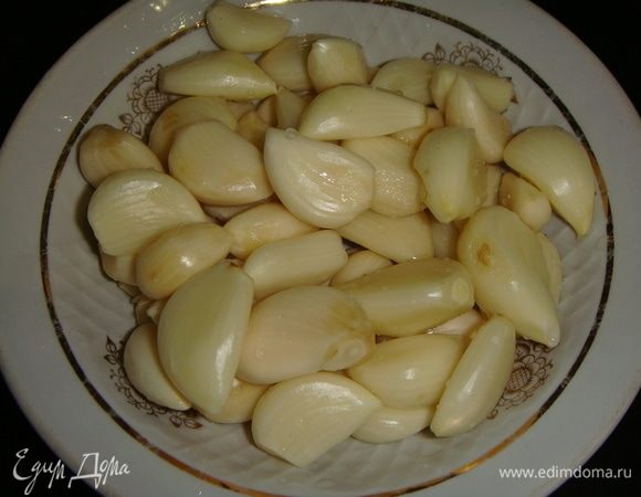 Чеснок чистим и перемалываем.