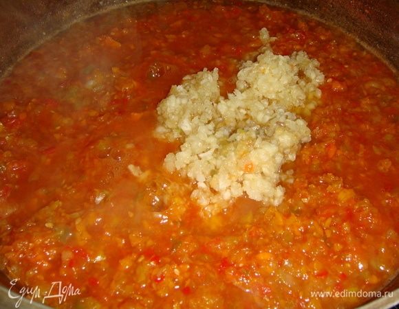 Добавляем в кастрюлю, солим.