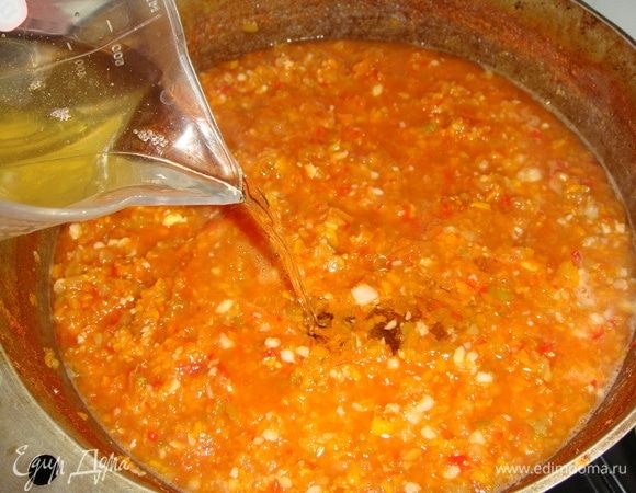Вливаем подсолнечное масло и варим еще 10 минут. Пробуем аджику на соль и, если надо, то солим еще, пока она варится.