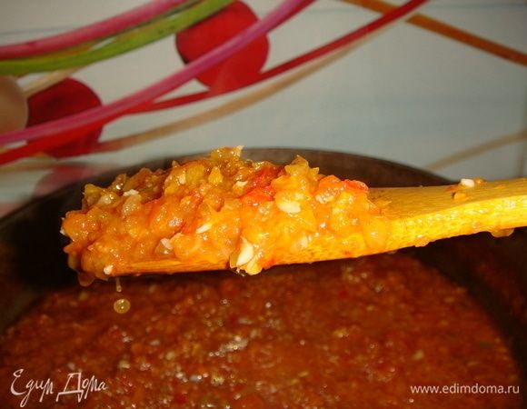 В стерилизованные банки выкладываем аджику.