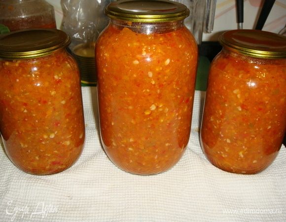 Закатываем крышки ключом. Переворачиваем банки на крышки и укутываем одеялом. Оставляем до полного остывания.