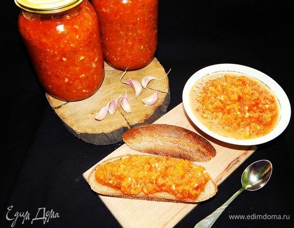 Очень вкусно смешать аджику со сметаной и подавать к мантам, пельменям или мясу. Приятного аппетита!