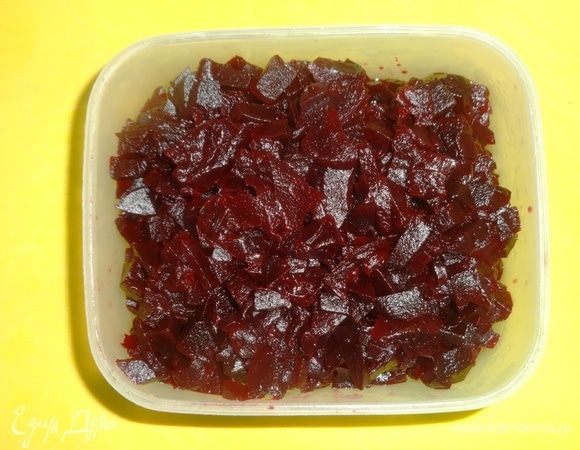 Вареную свеклу очистить от кожуры, мелко нарезать. Кстати, в этом салате я использовала часть свеклы из рецепта «Свекла с творогом и изюмом» (https://www.edimdoma.ru/retsepty/119397-svekla-s-tvorogom-i-izyumom).