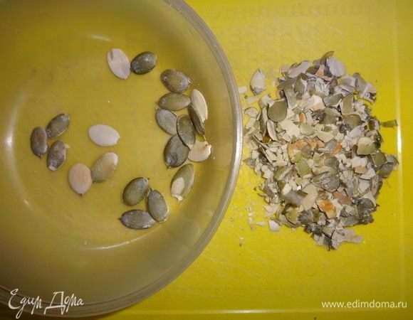 Часть целых семечек отложить для украшения, остальные семечки измельчить ножом в крупную крошку.