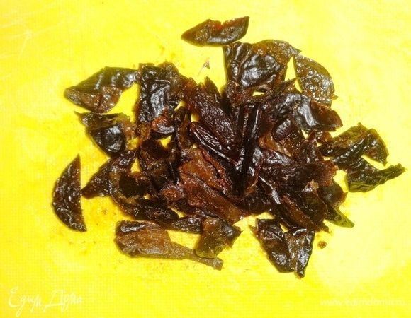 Чернослив промыть в горячей воде. Если слишком жесткий, распарить. Нарезать чернослив на небольшие кусочки.