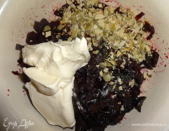 Положить сметану, перемешать. Если нужно, добавить по вкусу соль и сахар.