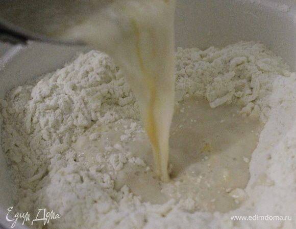 Сделать в масляно-мучной крошке ямку и влить в нее жидкость с дрожжами. Замесить тесто. Завернуть в пленку и отправить в холодильник на 60 минут. Достать тесто из холодильника и оставить при комнатной температуре на 15 минут.