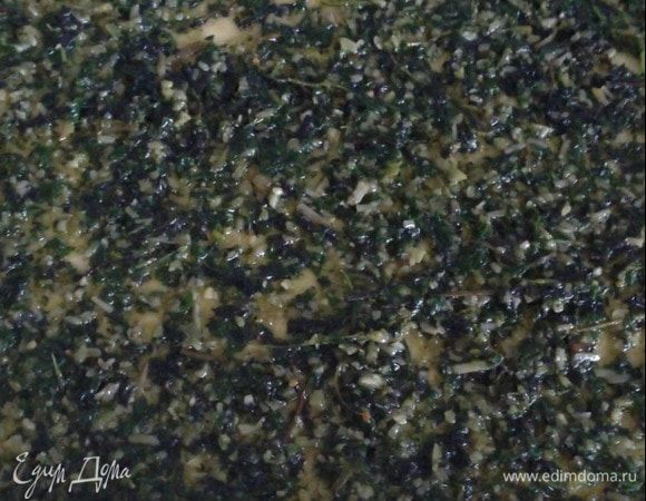 Раскатать тесто в пласт, щедро смазать соусом песто, посыпать тертым сыром, свернуть в рулет.