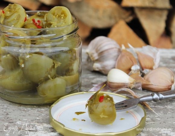 Для маринада в воду добавить соль, сахар, довести до кипения. Добавить уксус, закипятить. Горячим маринадом залить помидоры. Стерилизовать 20 минут, закатать банки.