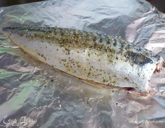 Скумбрию выпотрошить, хорошо помыть, посолить и поперчить по вкусу, посыпать прованскими травами. Оставить на 10 минут пропитаться ароматами.