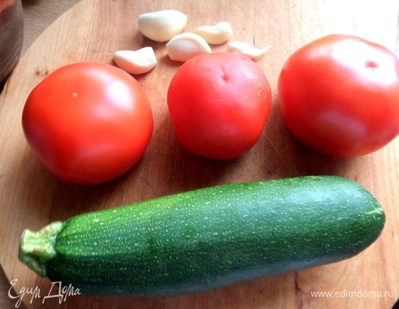 Для маринования я взяла цукини и помидоры, можно использовать огурцы и помидоры или все вместе прослоить.