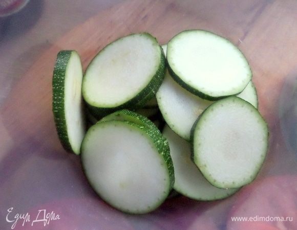 Для настаивания в маринаде берем коробку с крышкой пластиковую (не терплю нынешнее слово контейнер, для меня он только мусорный и грузовой и с едой не связан). Я взяла ведерки от капусты, взяла 2, но вошло все в итоге в одно.