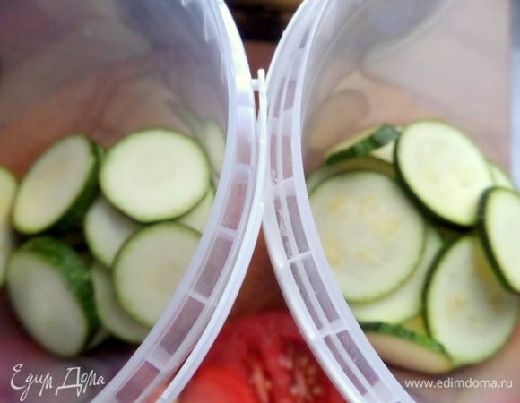 На дно кладем огурцы или цукини.