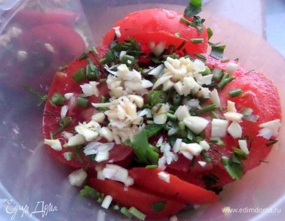 Снова зелень и измельченный чеснок.