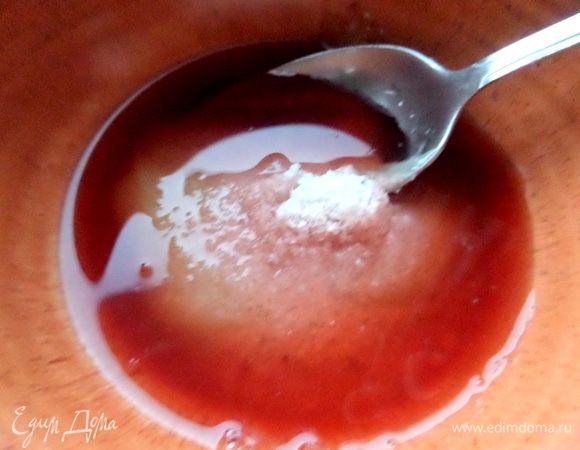 Для маринада все смешать до растворения меда и соли (ложки соли без горки).