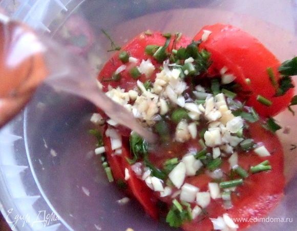 Добавить в каждое ведерко маринад.