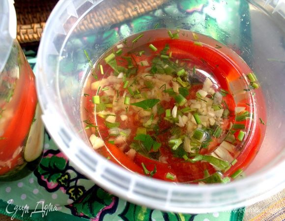 Положить маленькое блюдце и груз сверху.