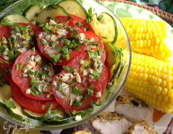 Переносим для подачи овощи в салатник.