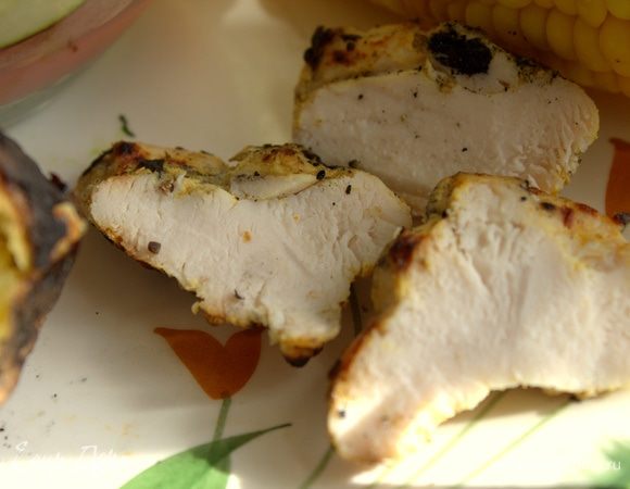 Нарежем куриное филе с гриля на природе.