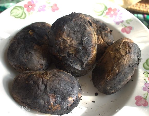 Лакомство нашей семьи летом — запеченная картошка, маме всегда принесут мальчишки.