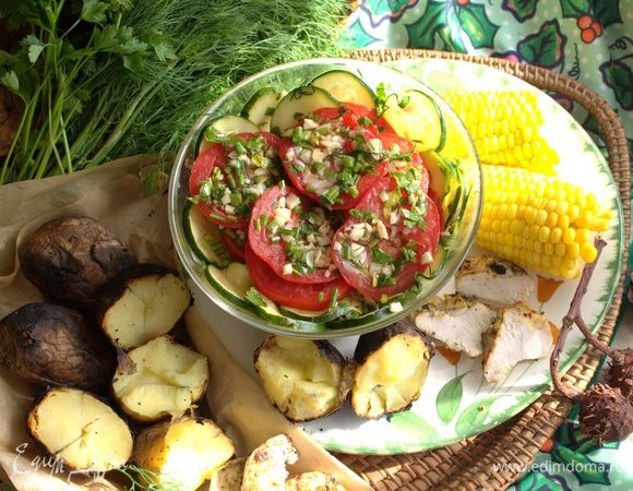 Кукурузу отвариваем заранее, но самая вкусная она горячая, политая сливочным маслом, посыпанная солью и перцем.