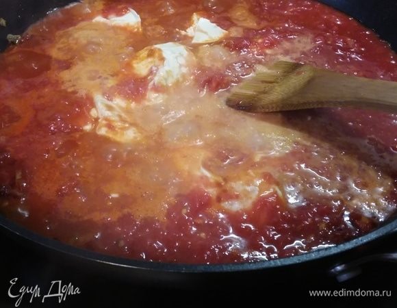 Добавить пассерованные томаты, воду (я заменила пассату и воду на 700 мл натертых на терке помидоров без кожицы), сливочный сыр (у меня «Филадельфия», можно использовать любой, даже маскарпоне; я уменьшила количество сыра до 175 граммов) и несколько листиков базилика. Посолить и поперчить по вкусу. Если вам покажется, что соус жидковат, то его следует немножко уварить.