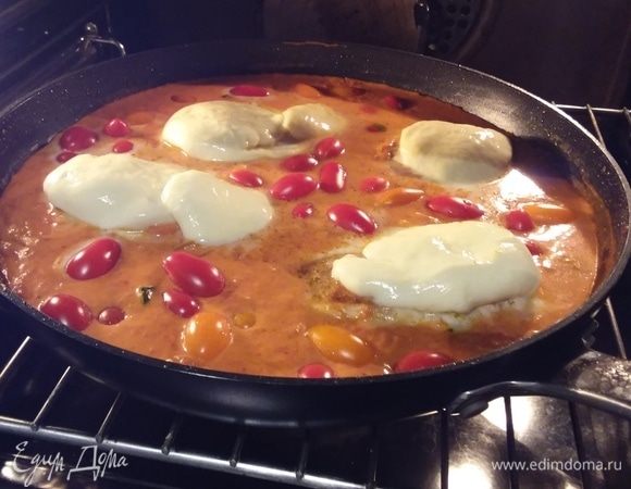 В соус выложить куриное филе и помидоры черри, кружочки моцареллы положить на мясо. Запекать в заранее разогретой до 180°C духовке около 15–20 минут.