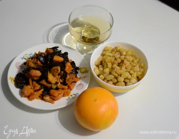 Сухофрукты (у меня курага, изюм, чернослив) вымыть, нарезать на кусочки.