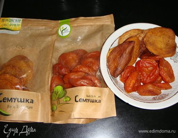 Курагу и сушеные персики ТМ «Семушка» залить теплой водой и оставить на 10 минут. Хорошо промыть и дать стечь лишней жидкости.