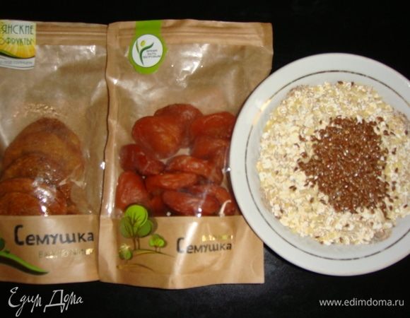 Хлопья 5 злаков и лен выложить в сковороду и подсушить на медленном огне 5–7 минут, периодически помешивая.