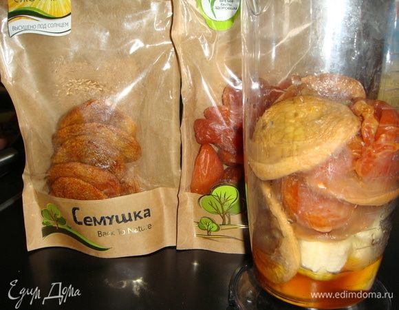 В чашу блендера выложить банан, курагу, сушеные персики, мед и сок лимона. Пробить все блендером до однородной кашицы.