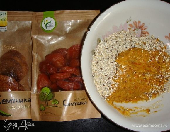 Хлопья 5 злаков и лен измельчить в блендере или кофемолке.