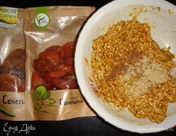 Добавить имбирь и корицу. Смесь тщательно перемешать.