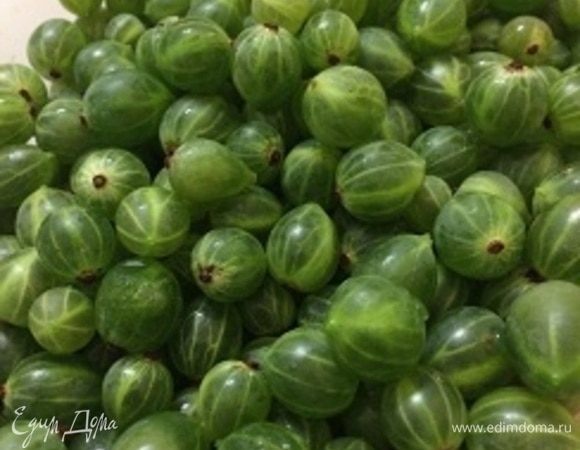 У ягод отрезаем хвостики и переднее соцветие. Ягоды пропускаем через мясорубку.