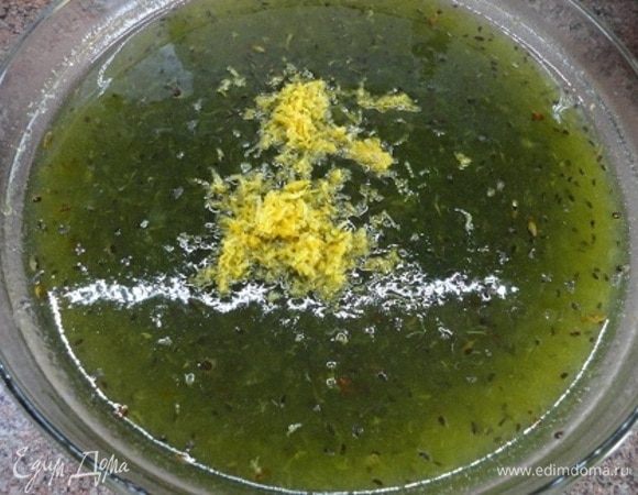 Лимон тщательно моем, снимаем цедру и добавляем к ягодам.