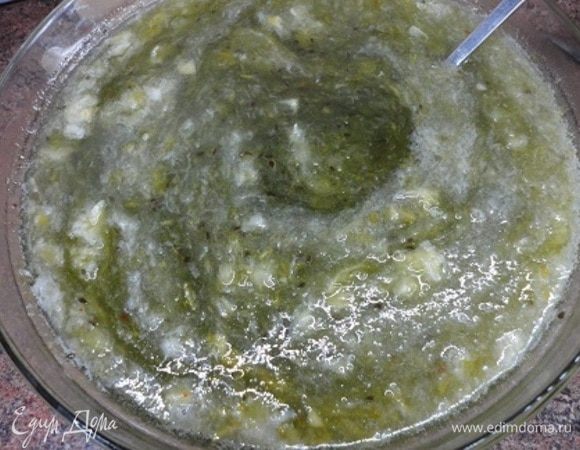 Затем с лимона снимаем белую кожицу, удаляем косточки и измельчаем блендером. Добавляем к ягодам, засыпаем сахаром, перемешиваем и оставляем при комнатной температуре до растворения сахара, периодически помешивая.