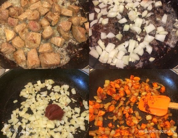 Обжаренное мясо переложить на тарелку, накрыть фольгой, а сковороду вернуть на огонь. В этой же сковороде обжарить лук, чеснок, морковь, а затем добавить томатную пасту, перемешать и тушить 1–2 мин.