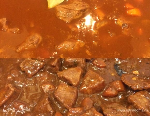 Затем залить бульоном, добавить лавровый лист, перемешать, уменьшить огонь и тушить 1,5–2 часа.