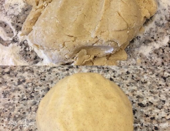 Замесить тесто, завернуть в пленку и отправить в холодильник на 20–30 минут.