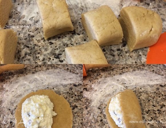 Духовку нагреть до 180–190°C. Тесто достать из холодильника, разделить на 6 частей. Рабочую поверхность слегка присыпать мукой, раскатать каждую часть в круг, положить немного начинки на одну часть теста, а второй частью накрыть и слегка защипать края.