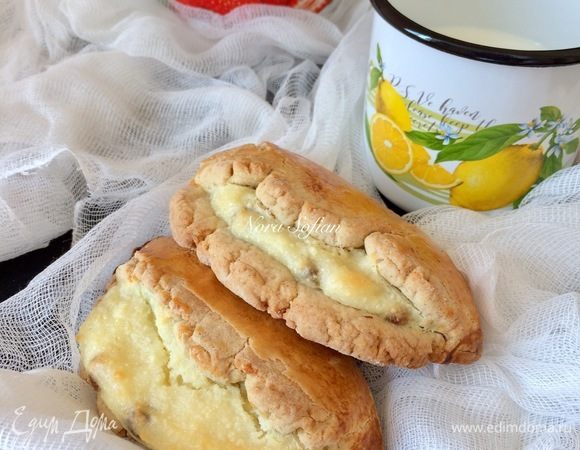 Выпекать сочники 20–30 минут. Готовые сочники полностью остудить на решетке.