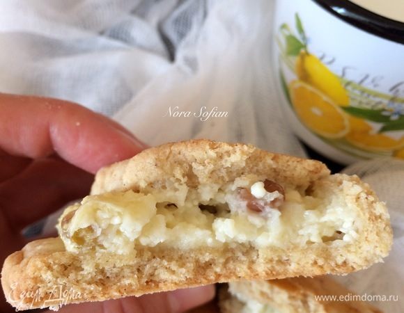 Как пишет Чадейка: «Правильный сочник — большой, золотистый, с нежной творожной начинкой и рассыпчатым тестом».