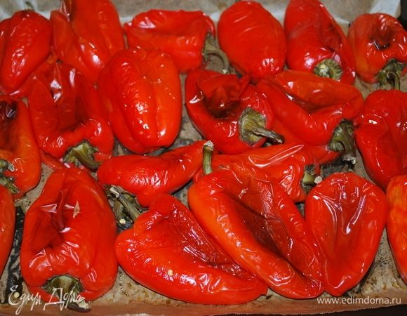 Запекаем в духовке 2 кг красного болгарского перца при температуре 200°C примерно 30 минут. Я переворачивала перец, чтобы он запекся с двух сторон. Выбирайте красные мясистые плоды — от этого будет зависеть вкус и цвет икры.