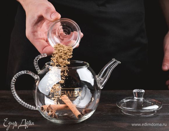 На дно заварника насыпьте молотый имбирь, положите палочку корицы, пару звездочек аниса.<br />
 