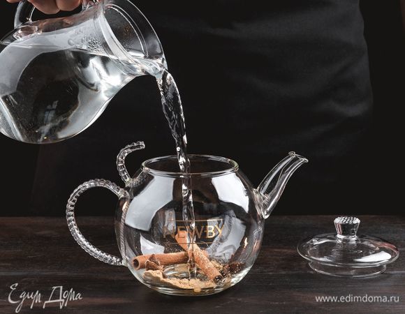 Очищенную воду вскипятите и залейте в заварник.