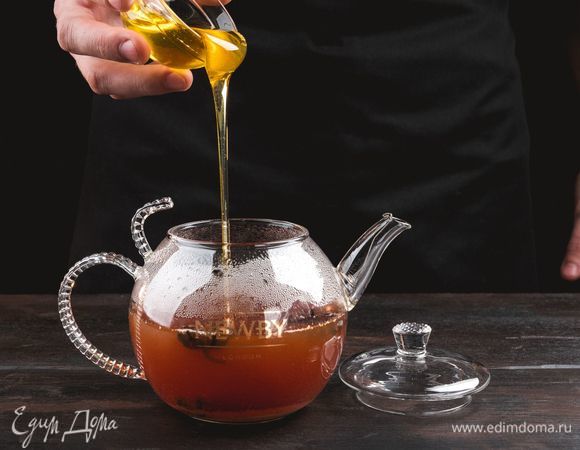 Достаньте чайные пакетики. Добавьте в заварник жидкий мед по вкусу.