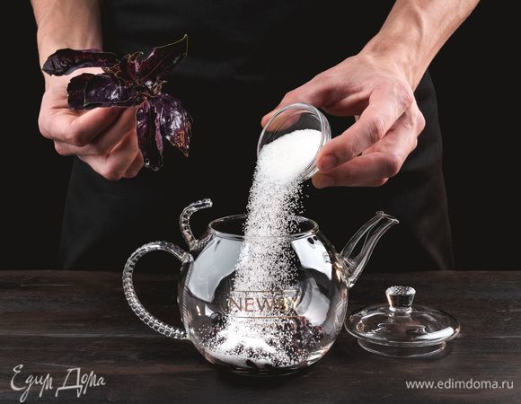 В заварник поместите свежую или замороженную черную смородину, сахар, веточки фиолетового базилика.<br />
 