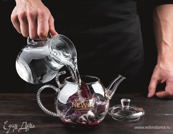 Вскипятите очищенную воду, залейте ее в заварник.